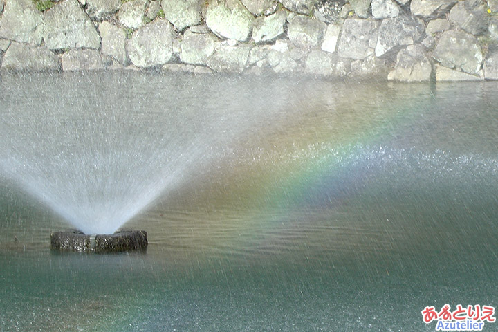 噴水に、虹