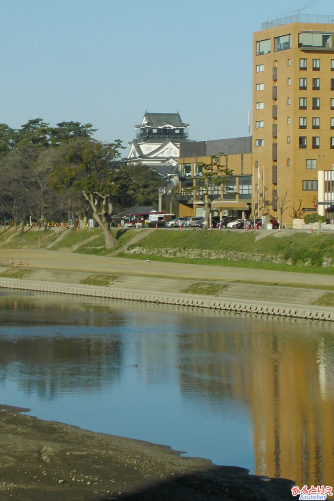 岡崎城の影が??