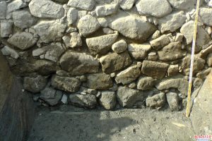 高さ5mの石垣(掘り起こされた部分)