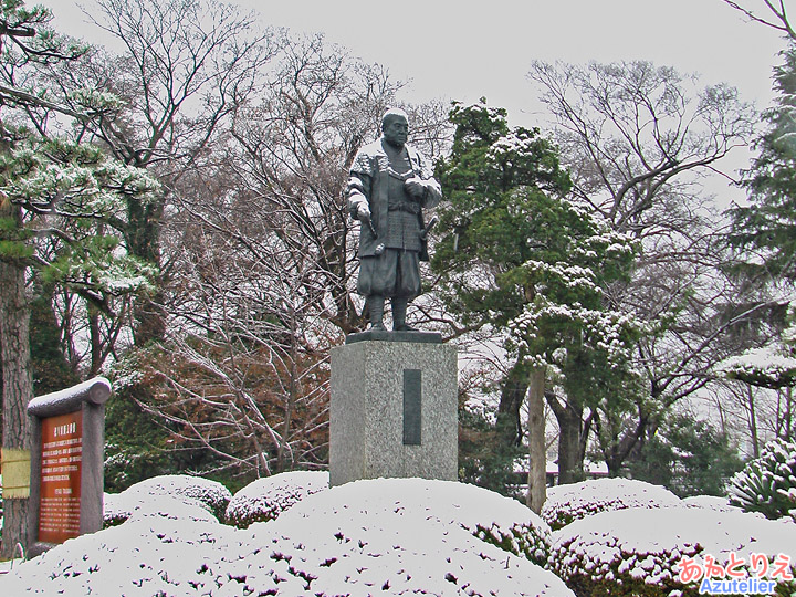 雪の中の家康像