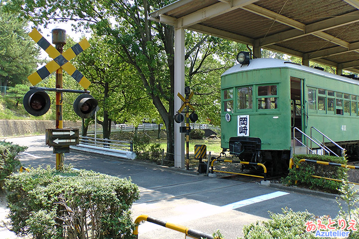 公園内唯一の踏切