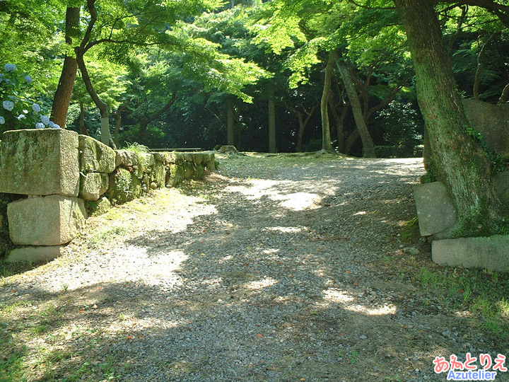 石垣の上(竹千代橋)