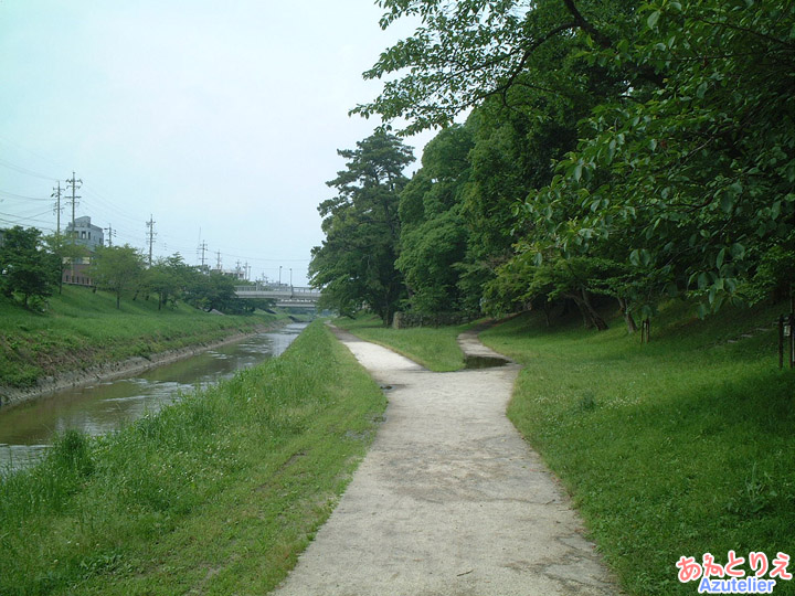 川べりの道(竹千代橋)