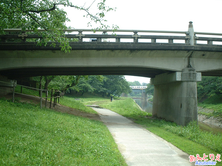 橋の向こうは線路(竹千代橋)