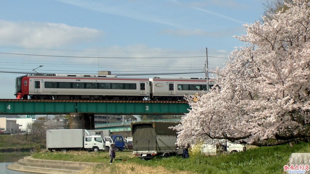 名鉄特急1700系と桜
