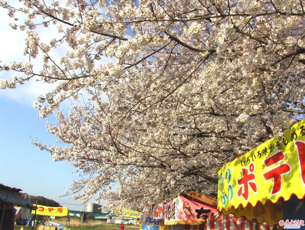 屋台も閉まってひっそり