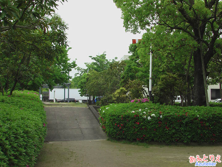 志免鉄道記念公園(左側)