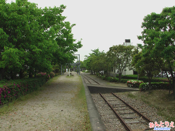 志免鉄道記念公園(左側)