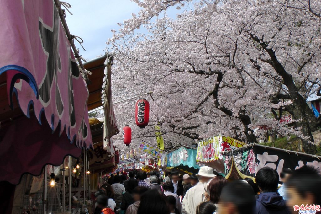 屋台が賑わっています