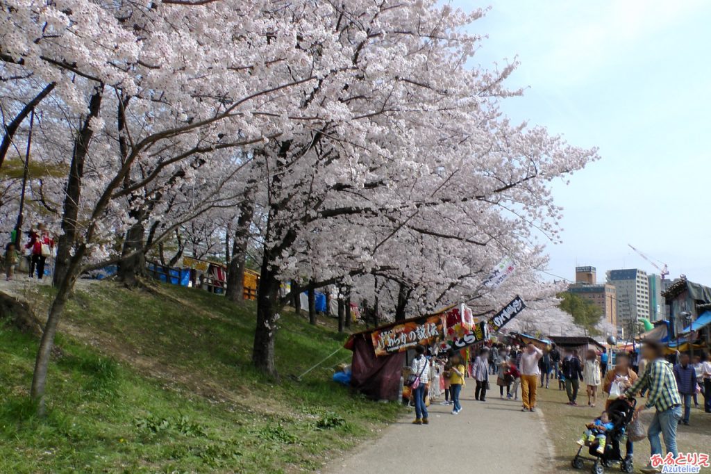 屋台が賑わっています