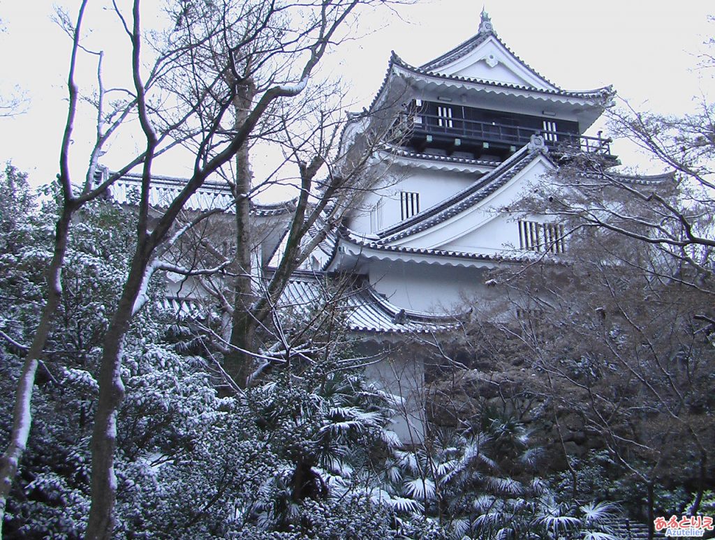 雪の日の岡崎城(北側)