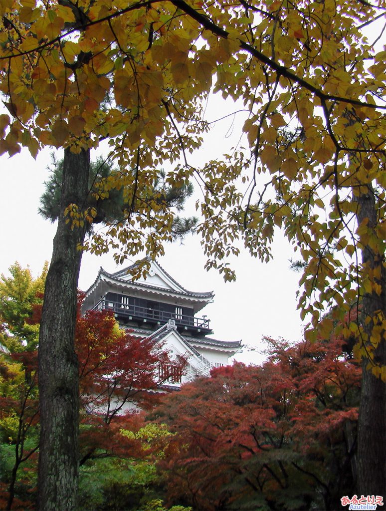 紅葉の岡崎城(北側)