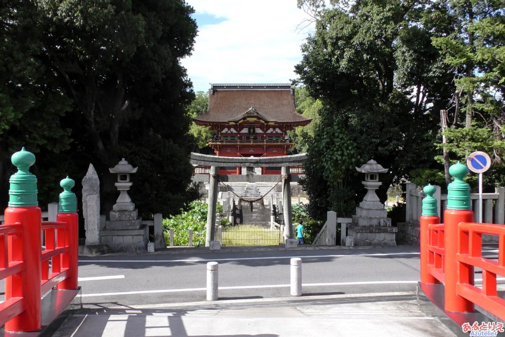 伊賀八幡宮：神橋から境内を望む