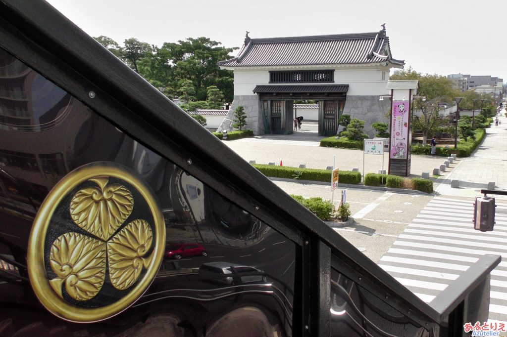 歩道橋と大手門