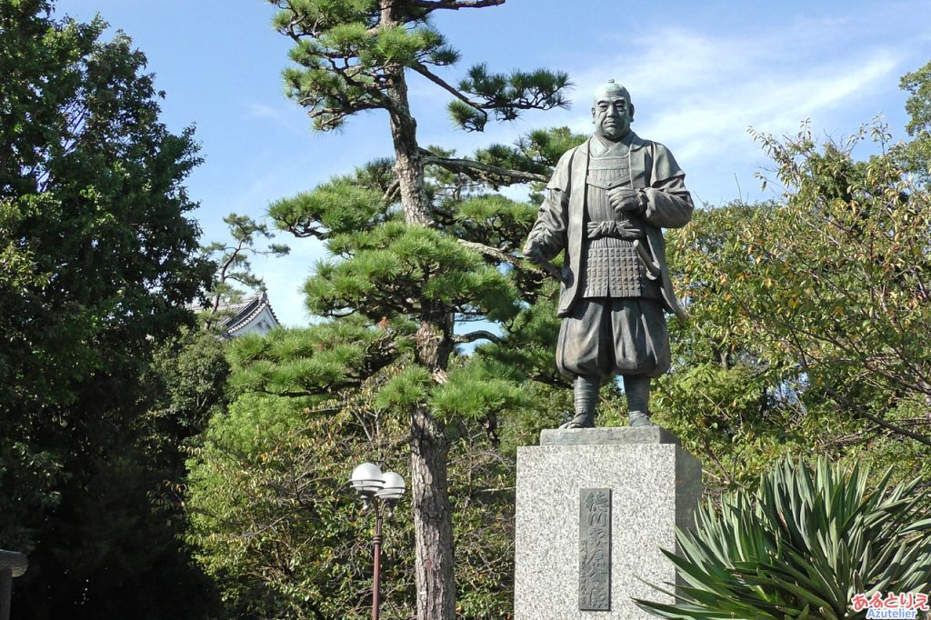 家康の像の後ろには岡崎城が