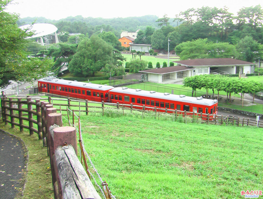 緑の中の赤い車体