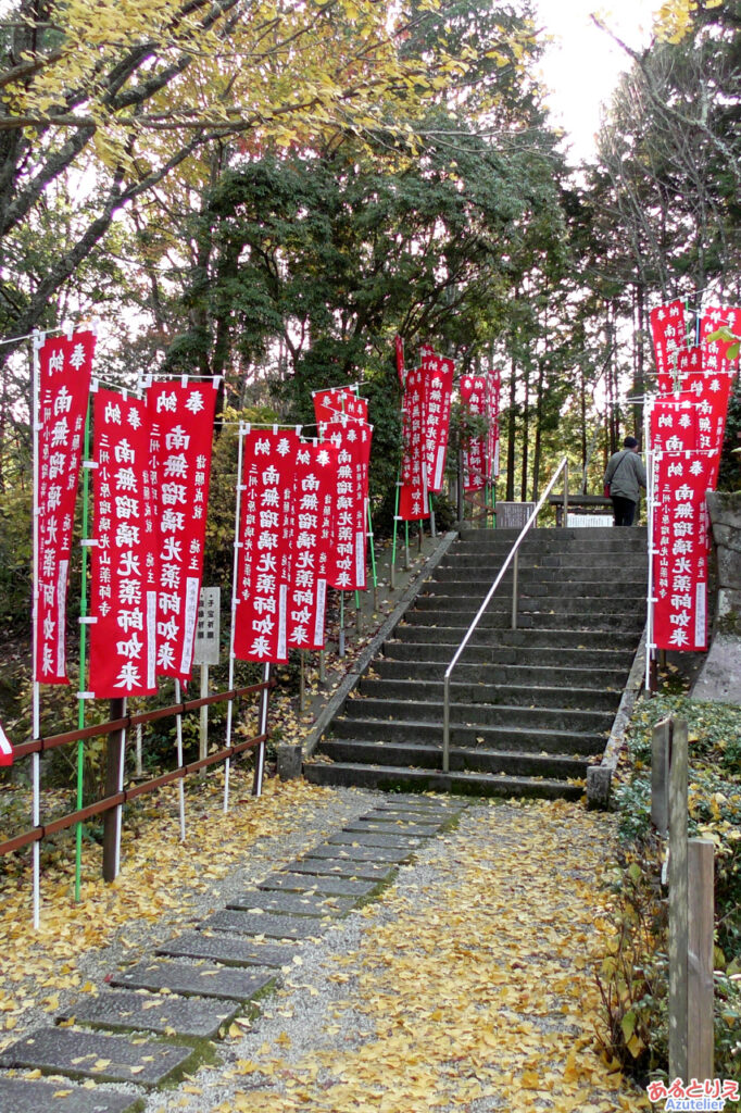 鐘楼の左手に、本堂があります