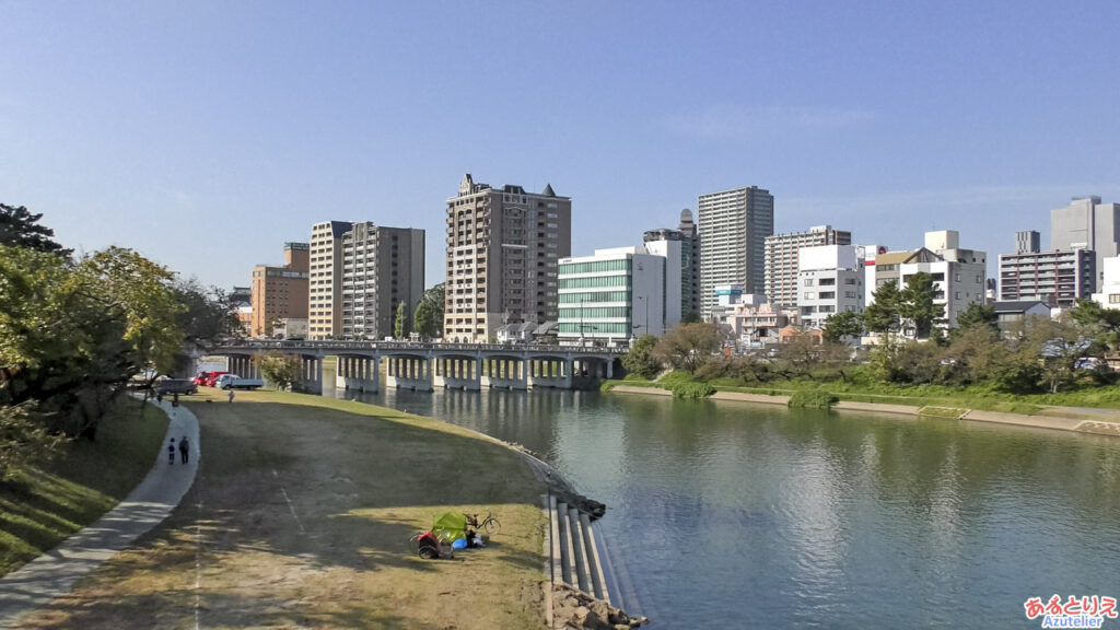 桜城橋から岡崎城を見る