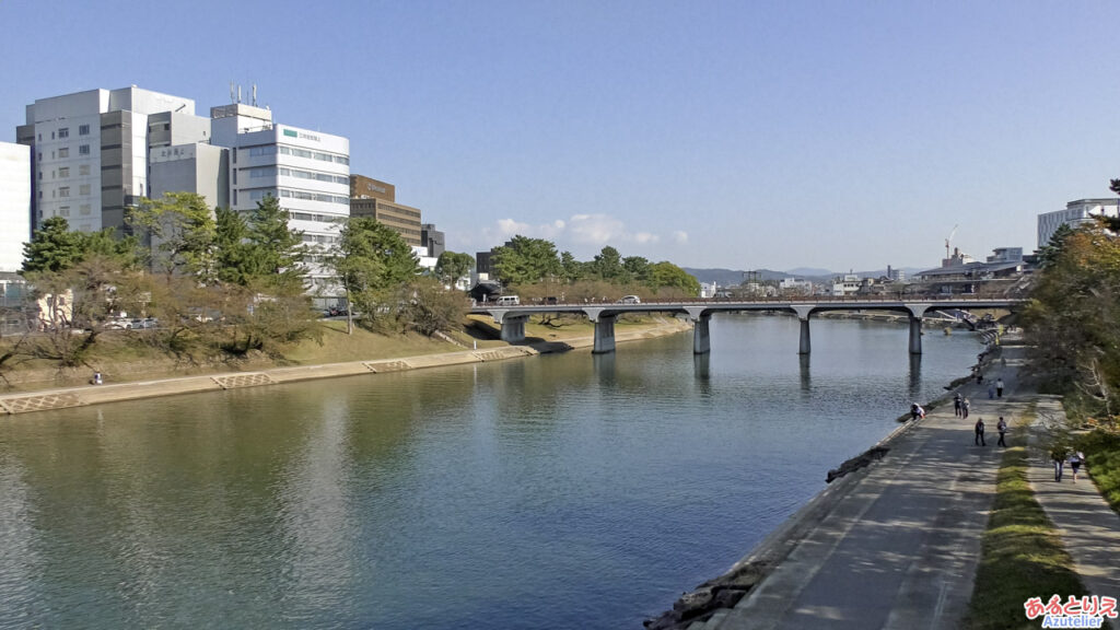 桜城橋から乙川上流を見る