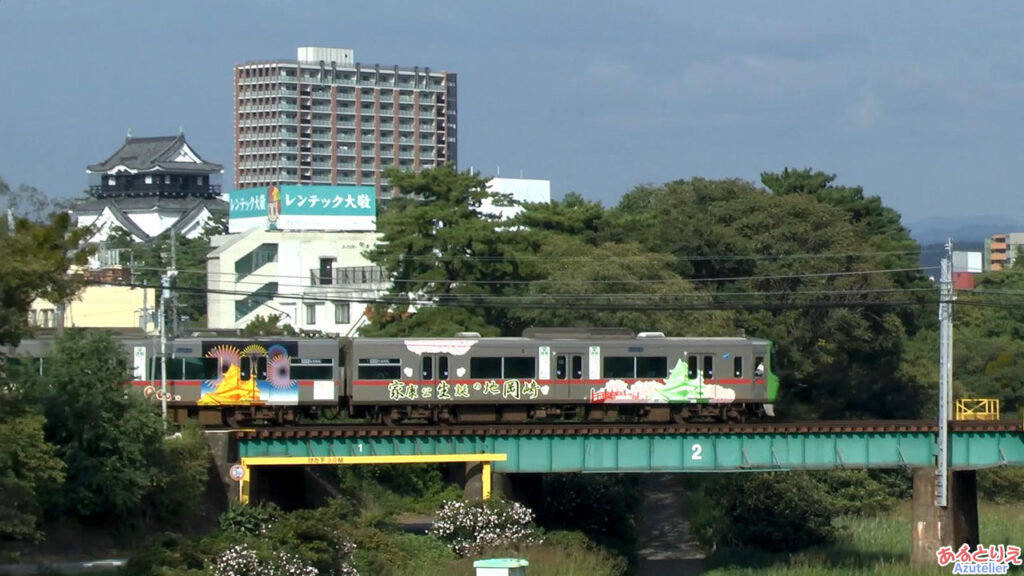 岡崎城をバックに