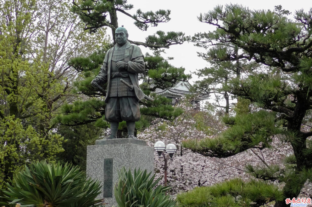 家康像と岡崎城