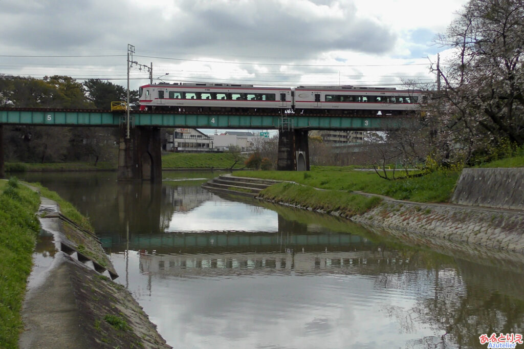 乙川を渡る名鉄電車