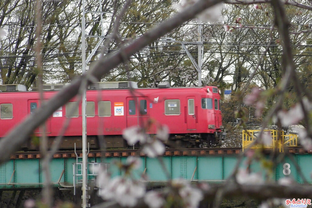 乙川を渡る名鉄電車