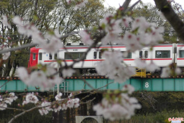 乙川を渡る名鉄電車