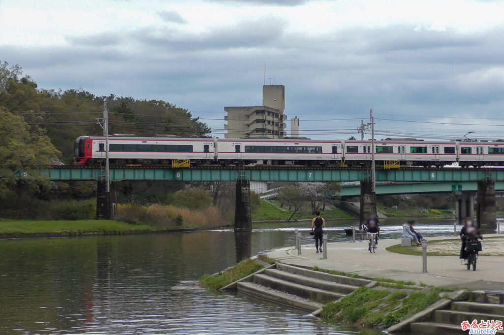 乙川を渡る名鉄電車