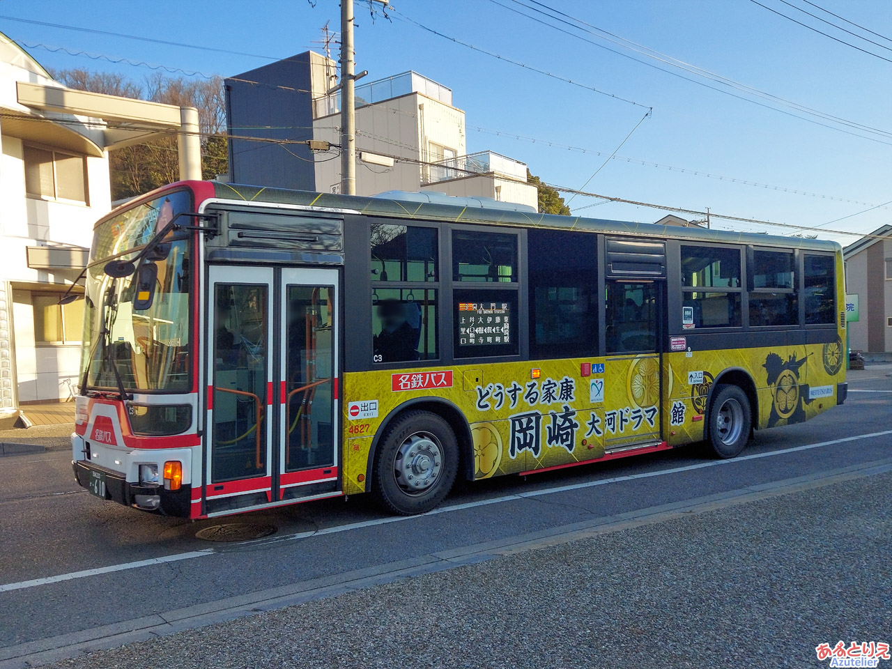「どうする家康 岡崎 大河ドラマ館」PRデザインのラッピングバス